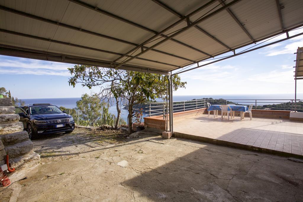 פטובאיה Villa La Terrazza Sul Mare - Goelba מראה חיצוני תמונה